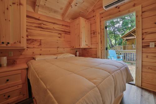 查塔努加Bryce Cabin Lookout Mtn Tiny Home W Swim Spa的小木屋内一间卧室,配有一张床