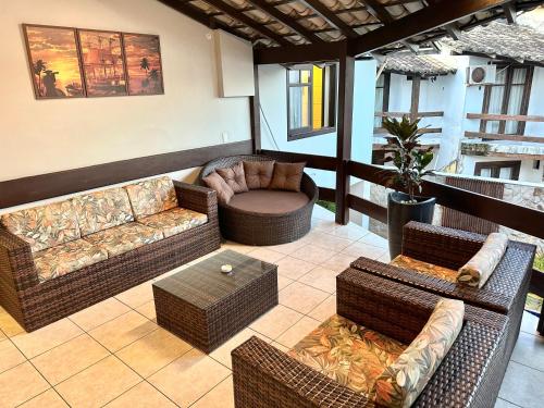 塞古罗港贝姆布拉森酒店的客厅配有柳条家具和桌子