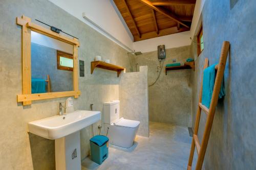 高尔Sixth Sense Hostel的一间带水槽和卫生间的浴室