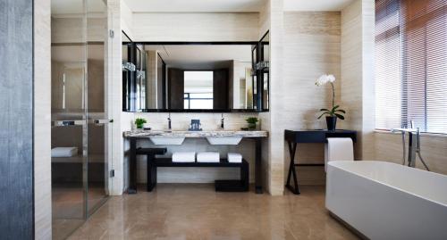 沈阳沈阳君悦酒店的一间带两个盥洗盆和大镜子的浴室
