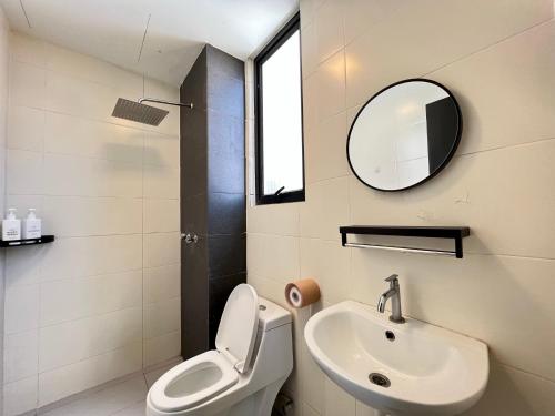 哥打巴鲁RiverView 8PAX 3BR in KBtown PS4, Netflix A-1-2的一间带水槽、卫生间和镜子的浴室