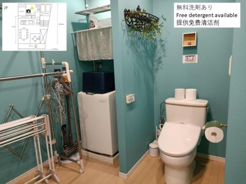 熊本Kumamoto - House - Vacation STAY 83489的浴室设有白色卫生间和绿色墙壁。