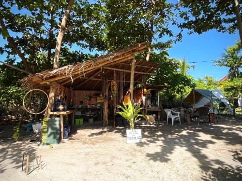 DaanbantayanTribal Huts Community的一个带桌椅的小棚屋