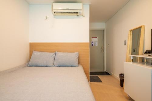 首尔Parkavenue Guesthouse的小房间设有床和加热器