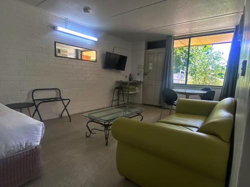 Bridgewater-on-Loddon24HourCheck-In- Bridgewater Motel-Victoria-Australia的客厅配有沙发和桌子