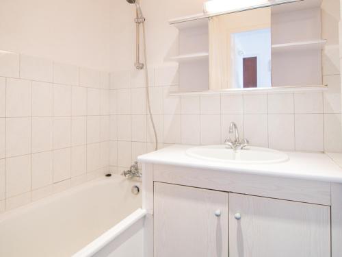 蒂涅Appartement Tignes, 2 pièces, 5 personnes - FR-1-449-167的白色的浴室设有水槽和浴缸。