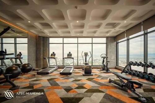 绥和市Mia Apec Mandala Phú Yên的一间健身房,内设一间美景健身房