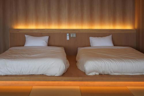 SanukiSETO CLAS AJI - Vacation STAY 60217v的两张睡床彼此相邻,位于一个房间里