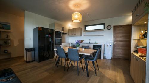 卡特勒博尔纳Sodnac Terraces New 2 bedroom Apartment的厨房以及带桌椅的用餐室。