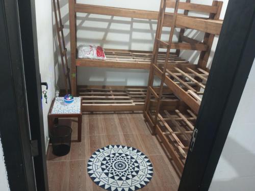 巴拉奈里奥-坎布里乌B & B Hostels Balneário的客房设有两张双层床,铺有木地板。
