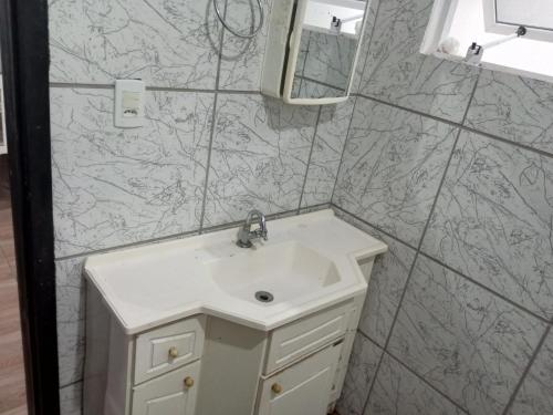 巴拉奈里奥-坎布里乌B & B Hostels Balneário的一间带水槽和镜子的浴室