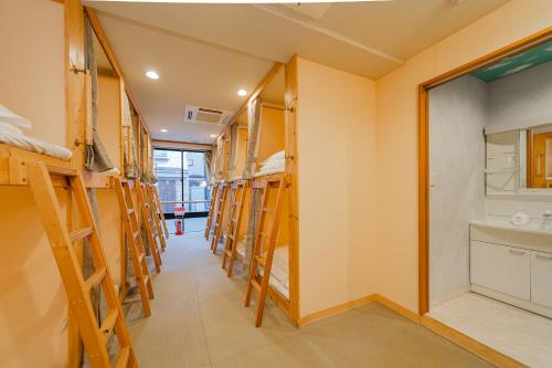 东京TOKYO E JOY INN （East Nipoori Branch）的一间设有许多双层床的房间