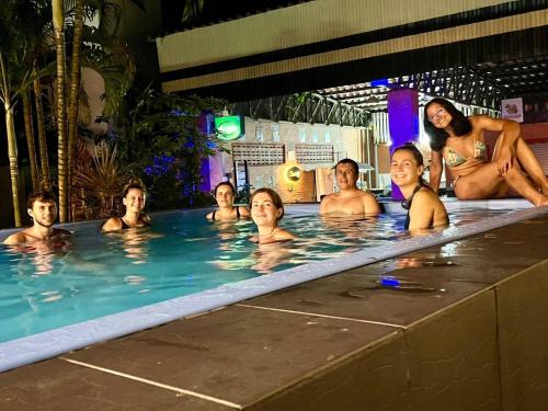 甲米镇派科上酒店的一群人在游泳池里