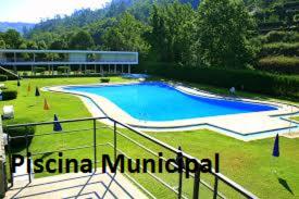 卡尔德拉斯阿罗哈蒙托科雷亚酒店的田野中间的大型游泳池