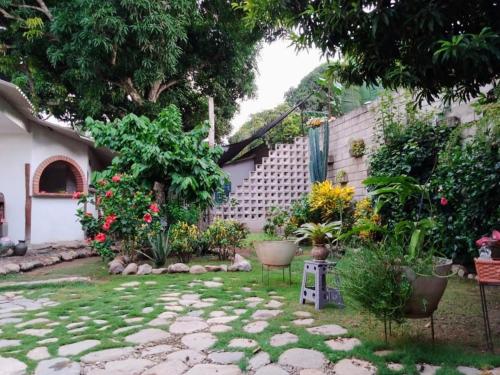 帕洛米诺Hermoso Palomino的房屋前带石头路的花园