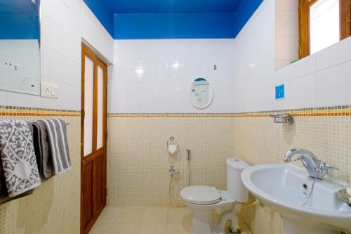 科尔瓦Skylark Resort的一间带卫生间和水槽的浴室