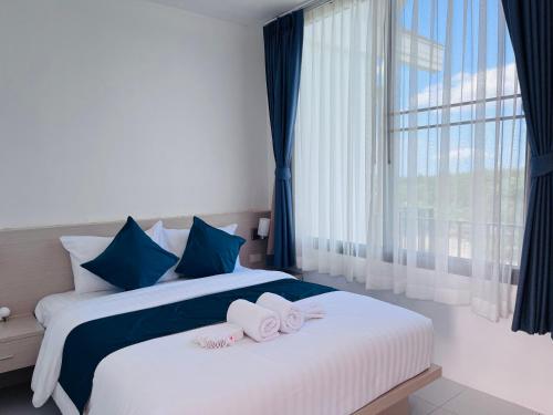 功孟海滩White Seaview Residence的两张位于酒店客房的床,配有毛巾