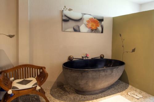 佩雷贝勒卡萨佛罗里达Spa及酒店的一间带大金属浴缸和椅子的浴室