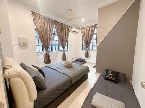 马西C03 Golden Rinting Homestay的一间卧室设有一张大床和两个窗户。