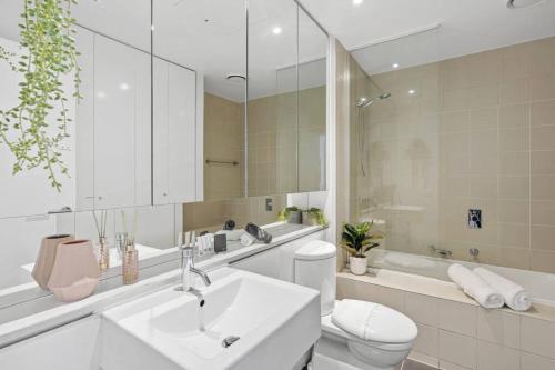 墨尔本Ultimate Comfort Gem in St Kilda的一间带水槽、卫生间和镜子的浴室