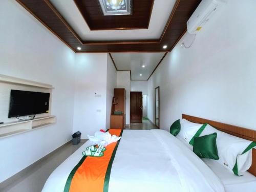斯勒曼Homestay Jogja Prambanan By Simply Homy的一间卧室设有一张大床和一台平面电视。