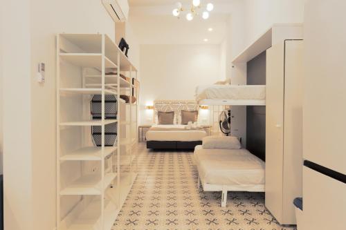阿利坎特Apartamentos Teatro by Be Alicante的带两张双层床的客房和一间卧室