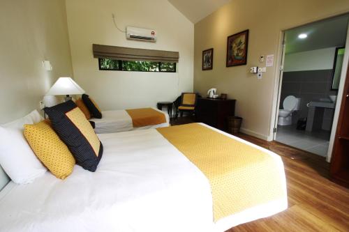 姆鲁Mulu National Park的酒店客房带两张床和一间浴室