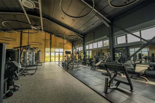 ARCA Resort的健身房,配有各种跑步机和机器