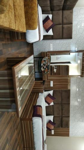 新德里HOTEL SINGH CONTINETAL的享有带水槽和床的浴室的顶部景致