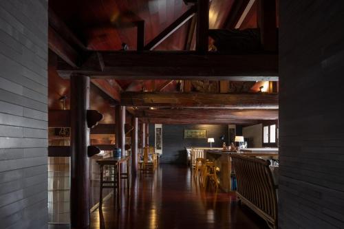 平遥平遥锦宅的一间拥有木制天花板和木桌及椅子的用餐室