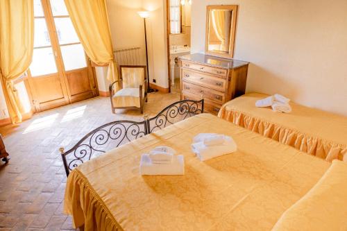蒙特普齐亚诺Agriturismo Il Serraglio的酒店客房带两张床和梳妆台