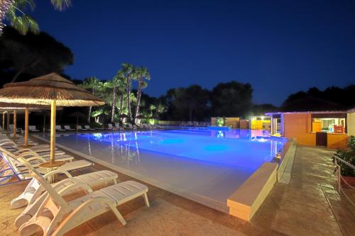 孔卡斯普奇拉索拉拉酒店的一个带椅子和遮阳伞的大型游泳池