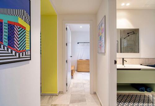 塞维利亚Carmen de Triana的浴室设有黄色的墙壁、水槽和水槽