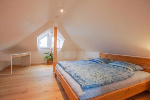 海德堡Modernes und helles Apartment im Loft Stil的阁楼卧室配有木床