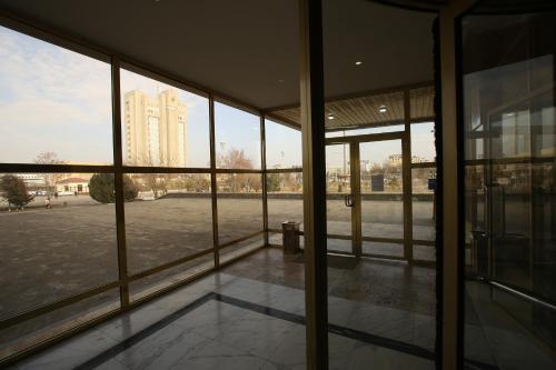 布哈拉Inturist Hotel Classic Grand Bukhara的客房设有大窗户,享有建筑的景色