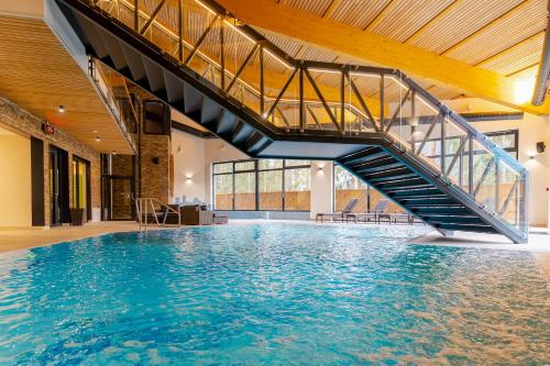 利托斯基简Spa & Wellness Hotel Fitak****的一座带楼梯的游泳池