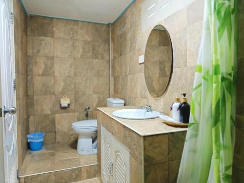 班柯木Forever Kohmook Bungalows的一间带水槽、卫生间和镜子的浴室