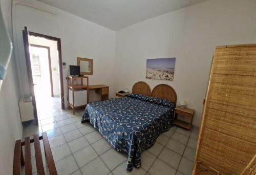 孔卡斯普奇拉索拉拉酒店的一间卧室配有一张带蓝色棉被的床