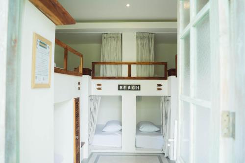 塞米亚克White Penny Hostel的房屋内带两张双层床的客房