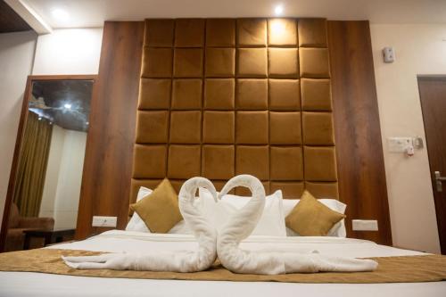 瓦拉纳西Kiran Palace的酒店客房,配有带白色袜子的床