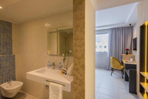 丹吉尔肯兹索拉祖尔酒店的客房内设有带水槽和卫生间的浴室