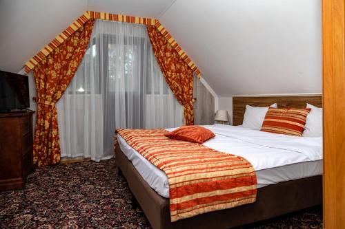 基辅Фортеця的一间卧室设有一张大床和一个窗户。
