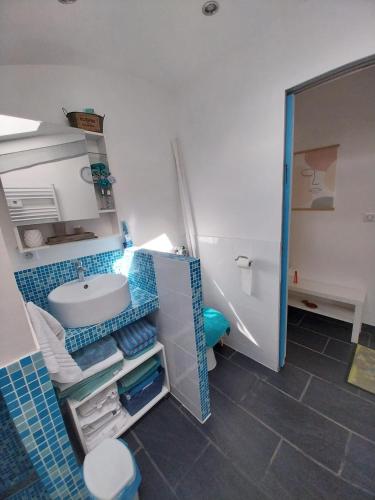 MillacUn air de campagne的一间带水槽和卫生间的浴室