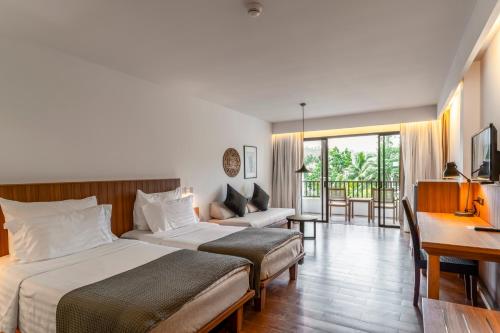 卡马拉海滩Sunprime Kamala Beach的酒店客房配有两张床和一张书桌