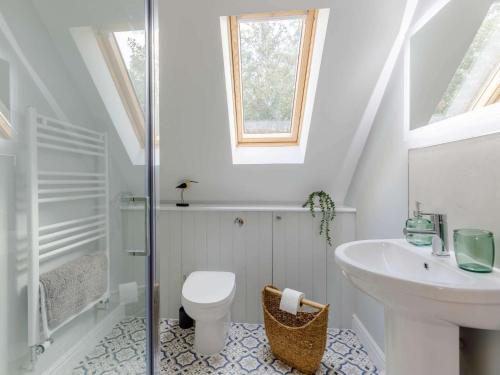 Wormbridge1 Bed in Hereford 83703的白色的浴室设有水槽和卫生间。