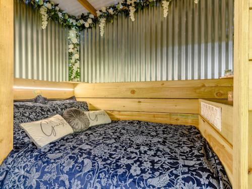 辛霍迪1 bed in Llandovery 88603的一间设有床铺的卧室,位于带窗户的房间内