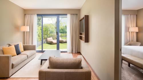 科莫科莫湖喜来登酒店的客厅配有沙发和1张床