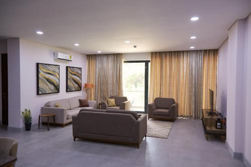 塔科拉迪Luxurious Penthouse With Luxurious Pool的客厅配有沙发、椅子和电视