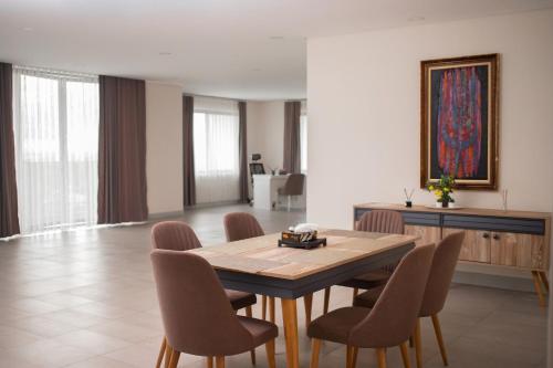 塔科拉迪Luxurious Penthouse With Luxurious Pool的一间带木桌和椅子的用餐室