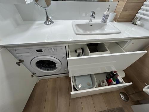 克雷尼察Ostoja Piękności的白色的厨房配有水槽和洗衣机
